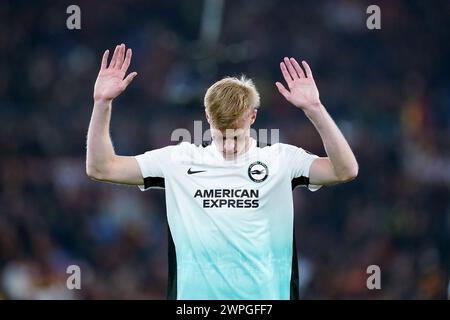 Rom, Italien. März 2024. Jan Paul van Hecke von Brighton & Hove Albion lobt seinen Anhängern am Ende des ersten Legs der UEFA Europa Runde der Achtelfinale zwischen AS Roma und Brighton & Hove Albion FC im Stadio Olimpico am 7. März 2024 in Rom. Quelle: Giuseppe Maffia/Alamy Live News Stockfoto