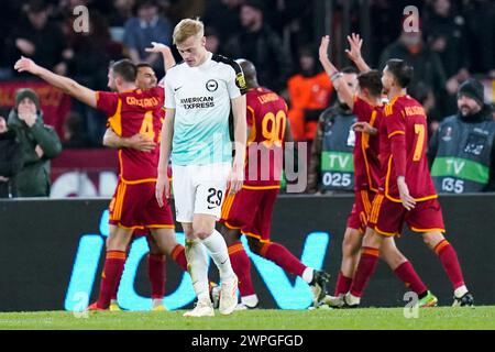 Rom, Italien. März 2024. Jan Paul van Hecke von Brighton & Hove Albion sieht niedergeschlagen aus, nachdem Bryan Cristante von AS Roma im Stadio Olimpico am 7. März 2024 in Rom das vierte Tor beim Achtelfinale der UEFA Europa-Runde zwischen AS Roma und Brighton & Hove Albion FC erzielte. Quelle: Giuseppe Maffia/Alamy Live News Stockfoto