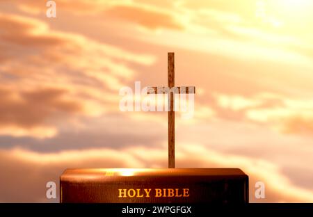 Neujahr, aufgehende Sonne, Sonnenaufgang und Sonnenuntergang Hintergrund, Kreuz Jesu Christi, heilige Bibel, glaube an Gott, Überzeugung, Barmherzigkeit, Friedens- und Kirchenkalender Stockfoto