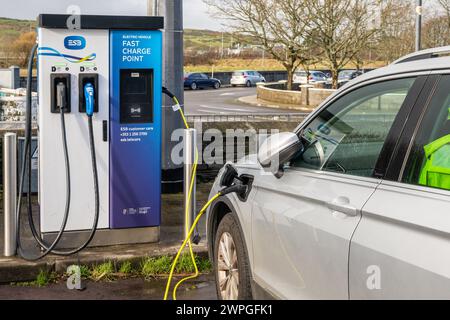 Laden von Elektrofahrzeugen in Skibbereen, West Cork, Irland. Stockfoto