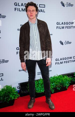 Glasgow, Schottland, Großbritannien. März 2024. Schauspieler George MacKay, auf dem roten Teppich bei einem Fotobesuch für eine ausverkaufte Vorführung von The Beast im Glasgow Film Theatre (GFT), Schottland. „Der französische Autor Bertrand Bonello präsentiert eine kühne, Jahrhunderte umfassende Geschichte von Romantik und Besessenheit im Schatten einer drohenden Katastrophe, frei adaptiert von Henry James' das Biest im Dschungel.“ Das Glasgow Film Festival 2024 (GFF) findet bis zum 10. März 2024 statt. Quelle: Stewart Kirby für #creativezealots/Alamy Live News Stockfoto