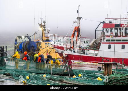 Fischer reparieren Netze am Keelbeg Pier, Union Hall, West Cork, Irland. Stockfoto