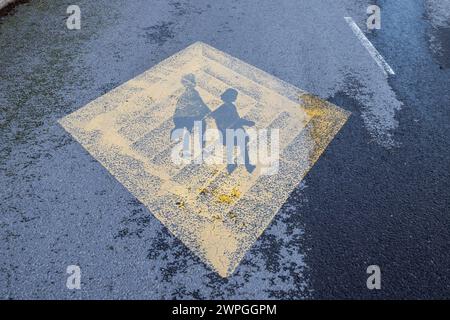 Straßenwarnsymbol, das die Schule vor uns zeigt, Irland. Stockfoto