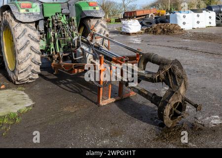 Nahaufnahme eines Schlammerrührwerks auf der Rückseite eines John Deere Traktors, Irland. Stockfoto