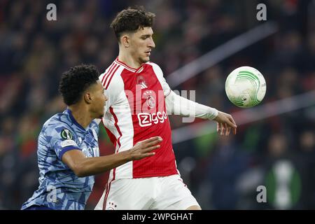 Amsterdam, Niederlande. März 2024. AMSTERDAM, 07.03.2024, JohanCruyff Stadium, UEFA Conference League Saison 2023/2024. Erste Etappe zwischen Ajax und Aston Villa. Ajax Spieler Ahmetcan Kaplan und Aston Villa Spieler Ollie Watkins Credit: Pro Shots/Alamy Live News Stockfoto