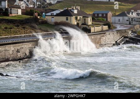 Große Wellen während des Sturms Isha am Tragumna Beach, West Cork, Irland. Stockfoto
