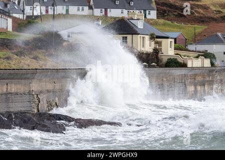 Große Wellen während des Sturms Isha am Tragumna Beach, West Cork, Irland. Stockfoto