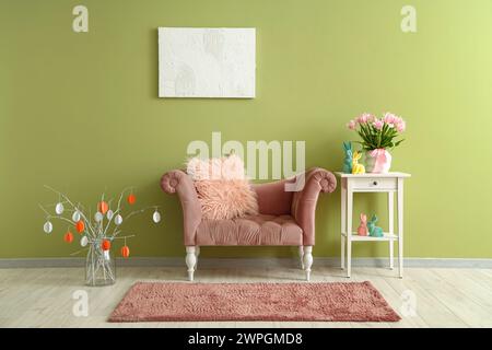 Innenraum des Wohnzimmers mit gemütlichem Sessel und Dekoration für Osterfeiern Stockfoto
