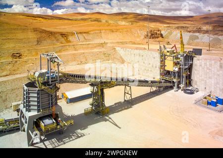 Gesteinsbrecher und Förderband im Werk einer Kupfermine im altiplano der Atacamawüste im Norden Chiles. Stockfoto