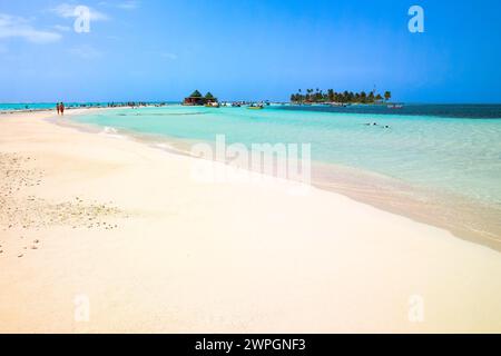 Klares Wasser und weißer Sand auf einem Schlüssel vor der Insel San Andres, Kolumbien Stockfoto
