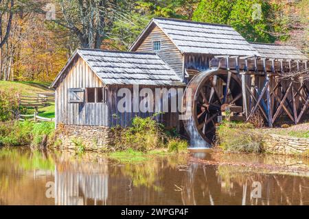 Herbst in der Mabry Mill, mit Reflexionen auf den Bach, am Blue Ridge Parkway in Virginia. Stockfoto