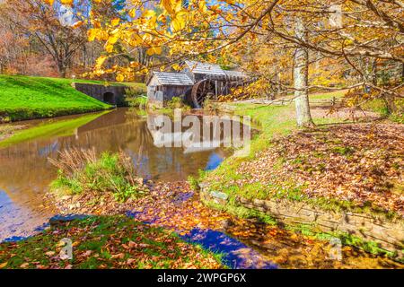 Herbst in der Mabry Mill, mit Reflexionen auf den Bach, am Blue Ridge Parkway in Virginia. Stockfoto