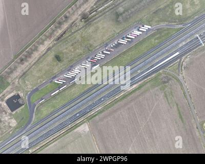 Ansicht der Drohne auf dem Parkplatz des LKW-Haltepunkts. Transport und Logistik. Mobilität auf der Straße. Stockfoto