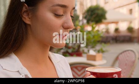 Nahaufnahme schöne erfolgreiche europäische Mädchen trinkt köstliche Tasse Kaffee Pause aromatisches Vergnügen kaukasische Geschäftsfrau Stadt Erholung im Freien Stockfoto
