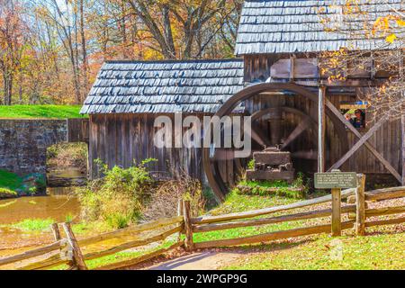 Mabry Mill im Herbst auf dem Blue Ridge Parkway in Virginia. Stockfoto