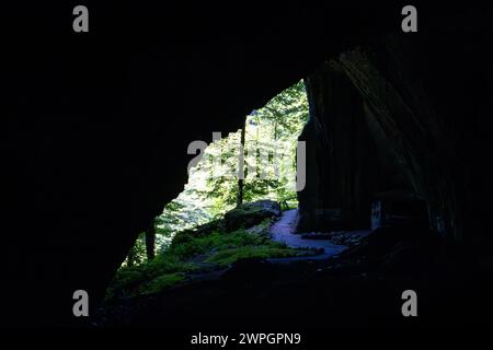 Blick aus dem Inneren der Höhle Meziad, Bezirk Bihor, Rumänien. Stockfoto