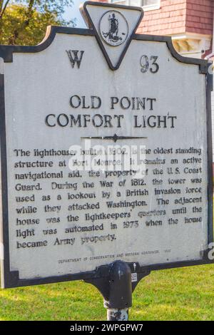 Old Point Comfort Lighthouse, erbaut 1803, am Eingang zum Hampton Roads Harbor in Virginia im Fort Monroe National Monument. Stockfoto