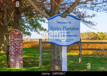 Die historische Shirley Plantation, gegründet 1613, ist die älteste Plantage in Virginia und wird seit ihrer Gründung kontinuierlich bewirtschaftet. Stockfoto