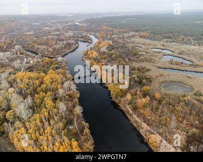 Luftaufnahme auf der Brücke über den Fluss im Herbst Erholungsgebiet in Korobovy Hutora (Dorf Koropove) in der Ukraine Stockfoto