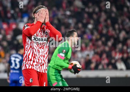 Der Freiburger Lucas Holer reagiert beim Achtelfinale der UEFA Europa League im Europa-Park Stadion in Freiburg. Bilddatum: Donnerstag, 7. März 2024. Stockfoto