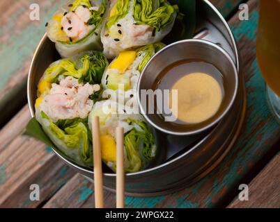 Leckere Ceviche-Rollen aus weißem Fisch mit Reispapier im vietnamesischen Stil Stockfoto