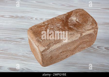 Hausgemachtes Buchweizenbrot. Glutenfreies Brot. Frisch gebackenes traditionelles Brot auf Holztisch. Rustikales Brot mit Buchweizen. Bio-Produkte. Stockfoto