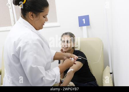 Patienten mit Dengue-Fieber und Symptomen der Krankheit suchen medizinische Versorgung in einer Notaufnahme - Rio de Janeiro, Brasilien 02.27.2024 Stockfoto