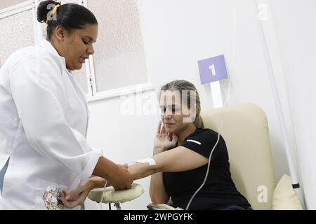 Patienten mit Dengue-Fieber und Symptomen der Krankheit suchen medizinische Versorgung in einer Notaufnahme - Rio de Janeiro, Brasilien 02.27.2024 Stockfoto