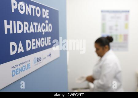 Patienten mit Dengue-Fieber und Symptomen der Krankheit suchen medizinische Versorgung in einer Notaufnahme - Rio de Janeiro, Brasilien 02.27.2024 Stockfoto