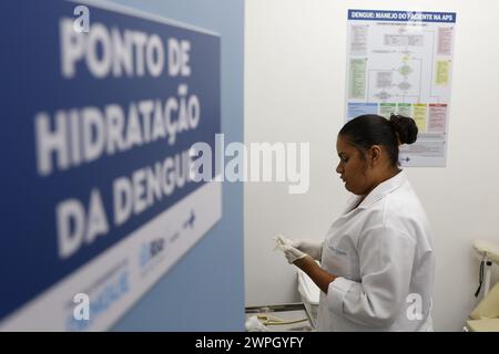 Patienten mit Dengue-Fieber und Symptomen der Krankheit suchen medizinische Versorgung in einer Notaufnahme - Rio de Janeiro, Brasilien 02.27.2024 Stockfoto