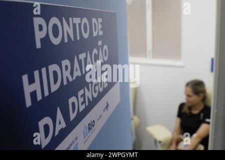 Patienten mit Dengue-Fieber und Symptomen der Krankheit suchen medizinische Versorgung in einer Notaufnahme - Rio de Janeiro, Brasilien 02.27.2024 Stockfoto