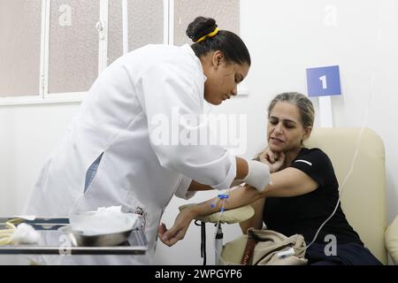 Patienten mit Dengue-Fieber und Symptomen der Krankheit suchen medizinische Versorgung in einer Notaufnahme - Rio de Janeiro, Brasilien 02.27.2024 Stockfoto