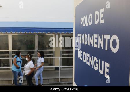 Patienten mit Dengue-Fieber und Symptomen der Krankheit suchen medizinische Versorgung in einer Notaufnahme - Rio de Janeiro, Brasilien 02.27.2024 Stockfoto