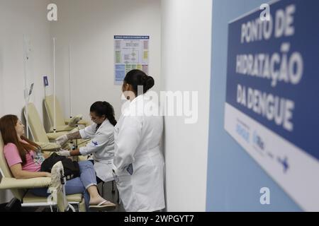 Patienten mit Dengue-Fieber und Symptomen der Krankheit suchen medizinische Versorgung in einer Notaufnahme - Rio de Janeiro, Brasilien 02.27.2024 Stockfoto