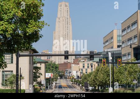 Pittsburgh, Pennsylvania - 23. Juli 2023: Die Cathedral of Learning auf dem Campus der University of Pittsburgh Stockfoto