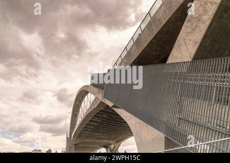 Los Angeles, CA, USA – 6. März 2024: Das Sixth Street Viaduct ist eine Brücke, die die Innenstadt von LA und Boyle Heights in Los Angeles, CA, verbindet. Stockfoto