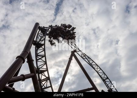 Rost, Deutschland. März 2024. Ein Zug der Achterbahn „Voltron Nevera“ fährt durch eine Schleife voller Wasserpuppen. Die neue Achterbahn wird derzeit mit Puppen getestet und wird voraussichtlich im Frühjahr geöffnet. Quelle: Philipp von Ditfurth/dpa/Alamy Live News Stockfoto