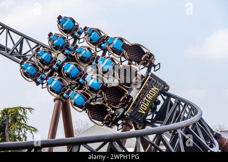 Rost, Deutschland. März 2024. Ein Zug der Achterbahn „Voltron nevera“ fährt auf den mit Wasserpuppen beladenen Gleisen. Die neue Achterbahn wird derzeit mit Puppen getestet und wird voraussichtlich im Frühjahr geöffnet. Quelle: Philipp von Ditfurth/dpa/Alamy Live News Stockfoto