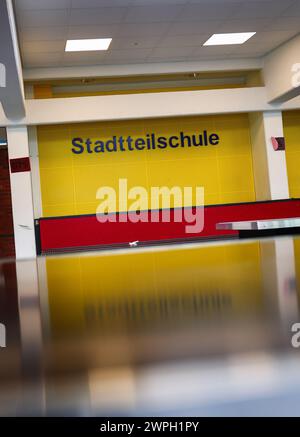 Hamburg, Deutschland. März 2024. Schriftzüge einer Bezirksschule am Eingang des Schulgebäudes. Quelle: Christian Charisius/dpa/Alamy Live News Stockfoto