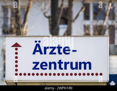 Berlin, Deutschland. März 2024. Ein Schild in Weissensee zeigt den Weg zum medizinischen Zentrum. Quelle: Soeren Stache/dpa/Alamy Live News Stockfoto