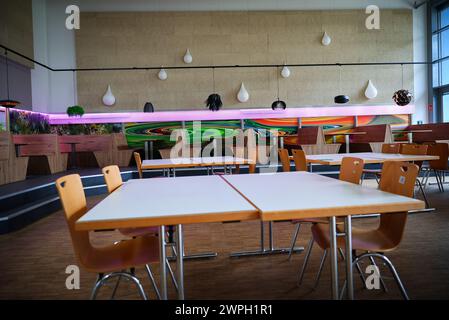 Hamburg, Deutschland. März 2024. Blick auf eine Versammlungshalle und Kantine in einer Bezirksschule. Quelle: Christian Charisius/dpa/Alamy Live News Stockfoto