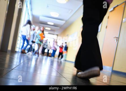 Hamburg, Deutschland. März 2024. Schüler einer Bezirksschule gehen durch einen Flur zu ihrem Klassenzimmer. Quelle: Christian Charisius/dpa/Alamy Live News Stockfoto