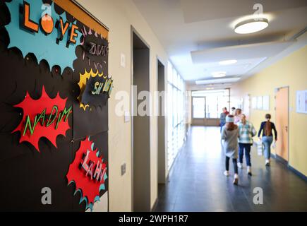 Hamburg, Deutschland. März 2024. Schüler einer Bezirksschule gehen durch einen Flur zu ihrem Klassenzimmer. Quelle: Christian Charisius/dpa/Alamy Live News Stockfoto