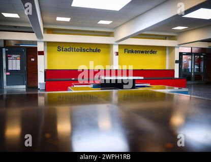 Hamburg, Deutschland. März 2024. Schriftzüge der Bezirksschule Finkenwerder am Eingang zum Schulgebäude. Quelle: Christian Charisius/dpa/Alamy Live News Stockfoto