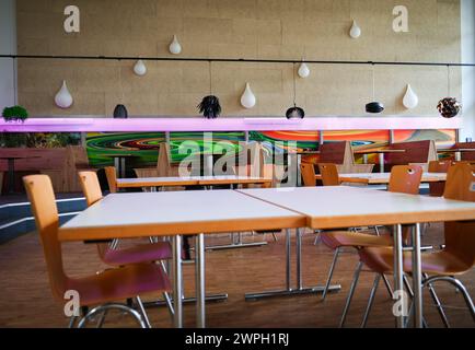 Hamburg, Deutschland. März 2024. Blick auf eine Versammlungshalle und Kantine in einer Bezirksschule. Quelle: Christian Charisius/dpa/Alamy Live News Stockfoto