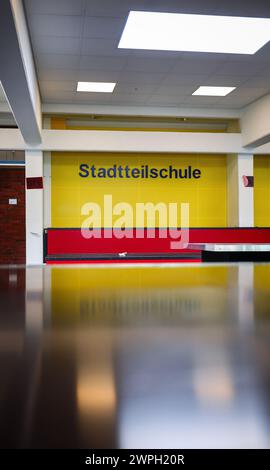 Hamburg, Deutschland. März 2024. Schriftzüge einer Bezirksschule am Eingang des Schulgebäudes. Quelle: Christian Charisius/dpa/Alamy Live News Stockfoto