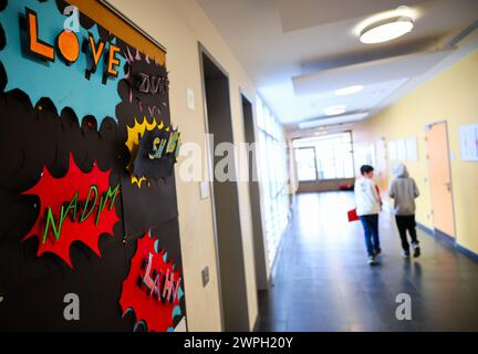 Hamburg, Deutschland. März 2024. Schüler einer Bezirksschule gehen durch einen Flur zu ihrem Klassenzimmer. Quelle: Christian Charisius/dpa/Alamy Live News Stockfoto