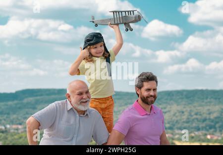 Männer Generation: Großvater Vater und Enkel spielen mit Spielzeug Flugzeug im Freien am Himmel. Junge träumt davon, Pilot zu werden. Stockfoto