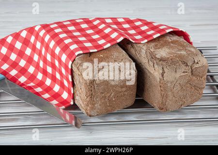 Hausgemachtes Buchweizenbrot. Glutenfreies Brot. Frisch gebackenes traditionelles Brot auf Holztisch. Rustikales Brot mit Buchweizen. Bio-Produkte. Stockfoto