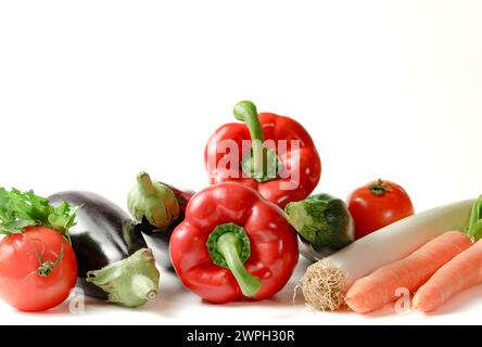 Gruppe von verschiedenen Gemüsesorten auf weißem Hintergrund und Kopierraum. Paprika, Lauch, Tomaten, Zucchini, Aubergine. Stockfoto